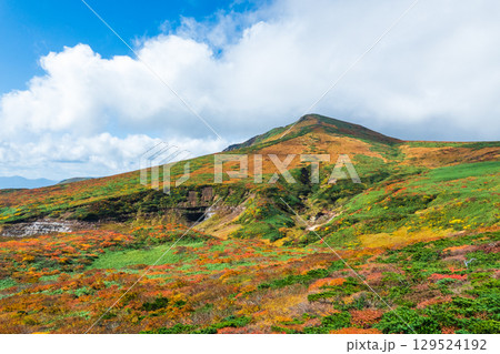 秋の栗駒山登山（東栗駒山から栗駒山の眺め） 129524192