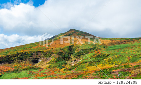 秋の栗駒山登山（東栗駒山から栗駒山の眺め） 129524209