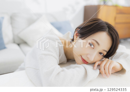 部屋でリラックスするミドル女性 部屋でリラックスするミドル女性 129524335