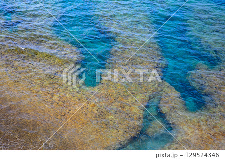 沖縄県辺戸岬の台地、岩、草、海、サンゴ 沖縄県辺戸岬の台地、岩、草、海、サンゴ 129524346