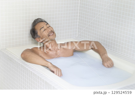入浴する60代の男性 入浴する60代の男性 129524559