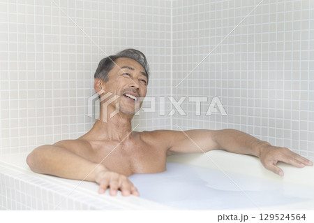 入浴する60代の男性 入浴する60代の男性 129524564