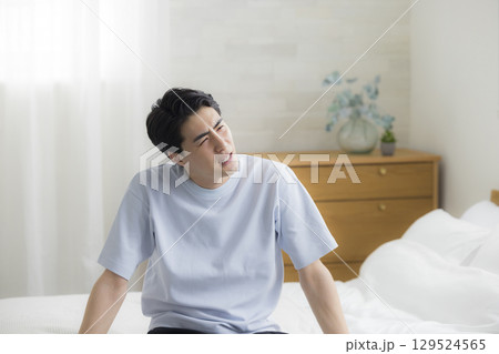 起床する若い男性 129524565