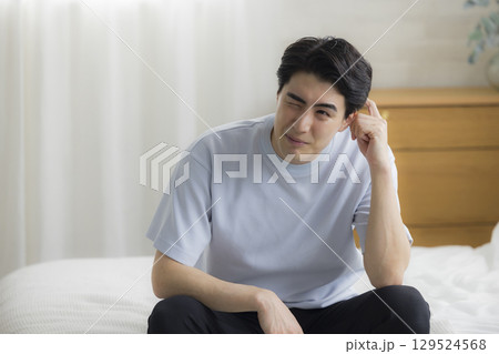 起床する若い男性 起床する若い男性 129524568