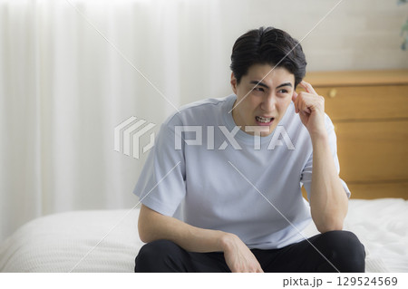 起床する若い男性 起床する若い男性 129524569