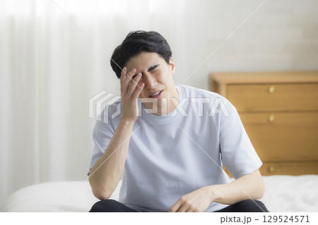 起床する若い男性 129524571