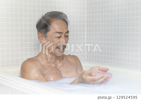 入浴する60代の男性 入浴する60代の男性 129524595