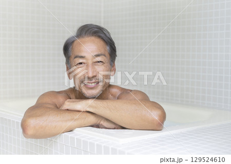 入浴する60代の男性 カメラ目線で笑顔のポートレート 入浴する60代の男性 カメラ目線で笑顔のポートレート 129524610