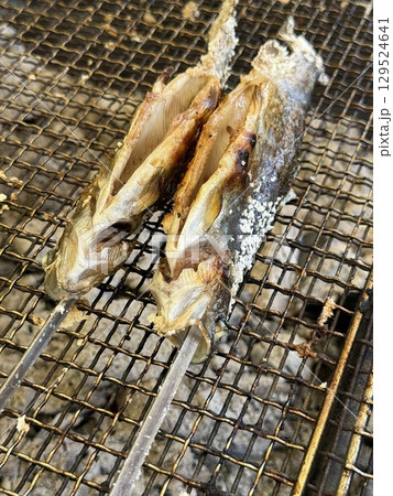 安曇野公園 ニジマスの塩焼き:焼き始め、炭火の熱 安曇野公園 ニジマスの塩焼き:焼き始め、炭火の熱 129524641