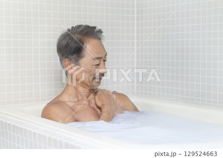 入浴する60代の男性 129524663