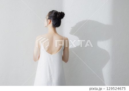 ストレッチをする女性 129524675