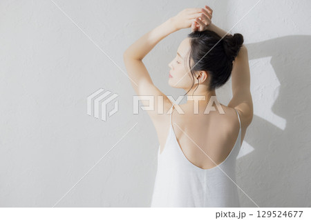 ストレッチをする女性 129524677