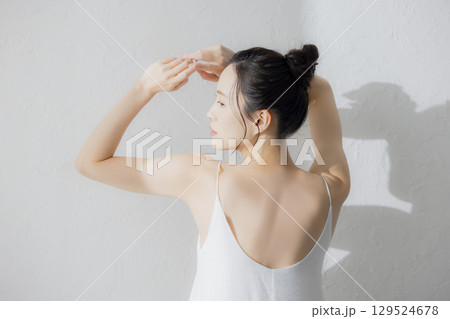 ストレッチをする女性 129524678