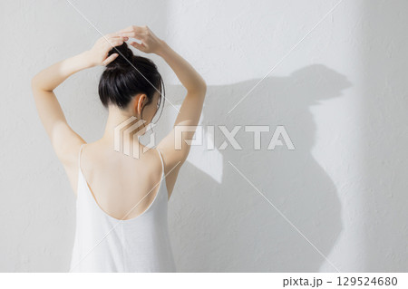 ストレッチをする女性 ストレッチをする女性 129524680