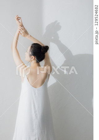ストレッチをする女性 129524682