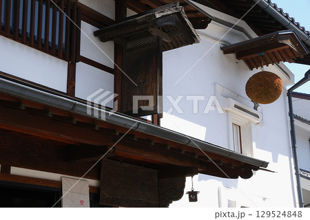 "Sugidama" on sake brewery / 軒先に杉玉が飾られている老舗の酒蔵の玄関先 "Sugidama" on sake brewery / 軒先に杉玉が飾られている老舗の酒蔵の玄関先 129524848