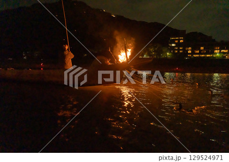 岐阜県岐阜市　篝火を焚いて長良川で行われる長良川鵜飼の鵜匠と鵜 129524971