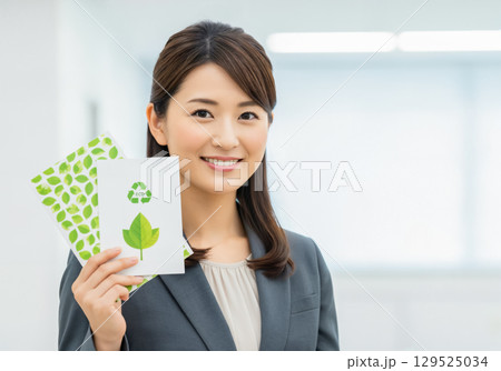 企業の環境への取り組みを示すエコな資料とビジネスウーマン 129525034