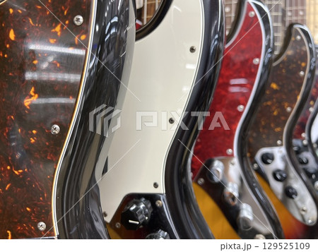 並べられたいろんなエレキベース 129525109