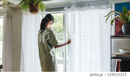 女性の午後の暮らし:ポートレート 女性の午後の暮らし:ポートレート 129525225