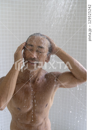 シャワーを浴びる60代前半の男性 シャワーを浴びる60代前半の男性 129525242