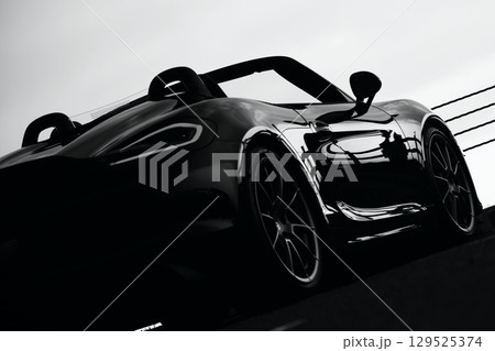 ツヤツヤの黒いオープンカー 129525374
