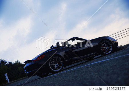 ツヤツヤの黒いオープンカー 129525375