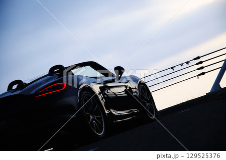 ツヤツヤの黒いオープンカー 129525376