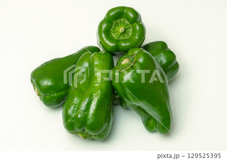 白背景に置かれた新鮮な緑色のピーマン 129525395