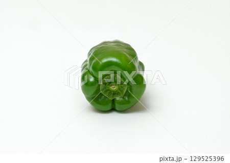 白背景に置かれた新鮮な緑色のピーマン 129525396
