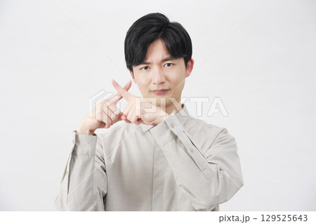 男性 指でばつ印のジェスチャー 20代 白背景 男性 指でばつ印のジェスチャー 20代 白背景 129525643