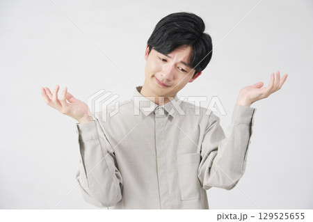 男性 降参 20代 白背景 男性 降参 20代 白背景 129525655