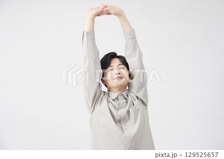 男性　伸び　20代　白背景 129525657