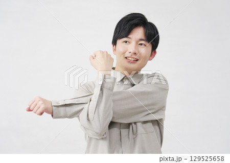 男性　腕のストレッチ　20代　白背景 129525658
