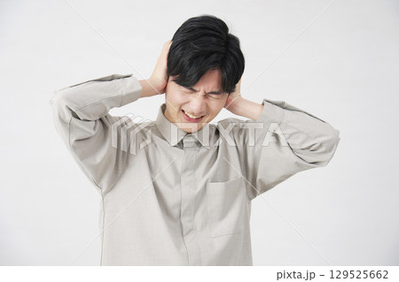 男性 耳を塞ぐ 20代 白背景 男性 耳を塞ぐ 20代 白背景 129525662