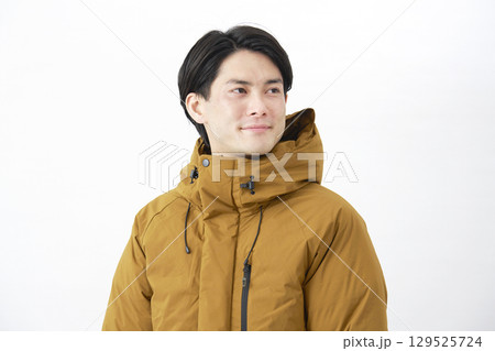 ダウンジャケットを着た男性　ポートレート　白背景 129525724