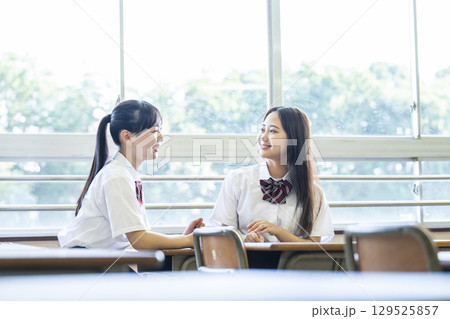 教室で友達と話をする女子高生 129525857