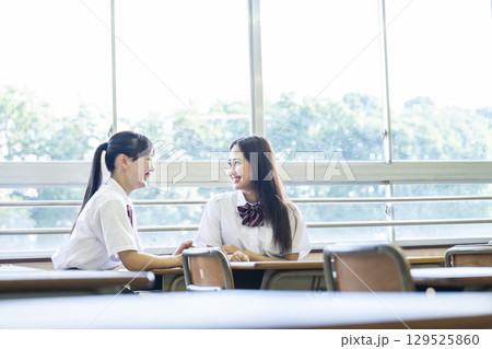 教室で友達と話をする女子高生 129525860