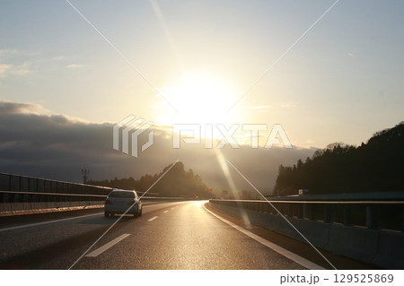 光る道－新名神高速道路【滋賀県甲賀市】 129525869