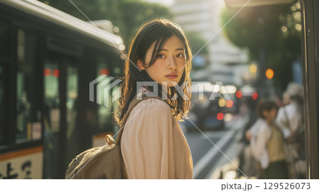 バス停でバス待ちをしている女性 129526073