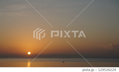 水平線から上がる朝日 水平線から上がる朝日 129526229