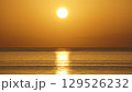 明け方の海と空と太陽 129526232