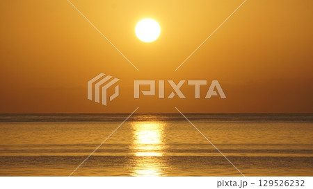 明け方の海と空と太陽 129526232