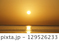 曙、金色の海と空と朝日 129526233