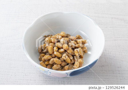 小鉢に入った納豆 129526244