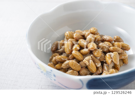 小鉢に入った納豆 129526246