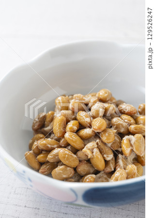 小鉢に入った納豆 129526247