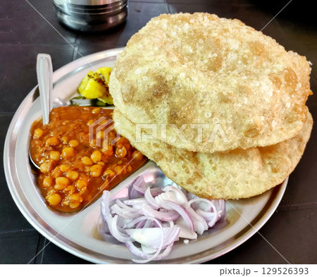 Chole bhature is a North Indian famous food dish. 129526393