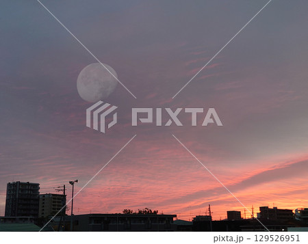 Sunset over the city with the moon / 夕焼け空と秋の月 Sunset over the city with the moon / 夕焼け空と秋の月 129526951