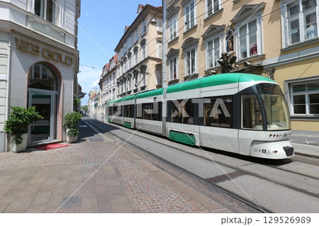 グラーツ　洋風建築と路面電車 129526989
